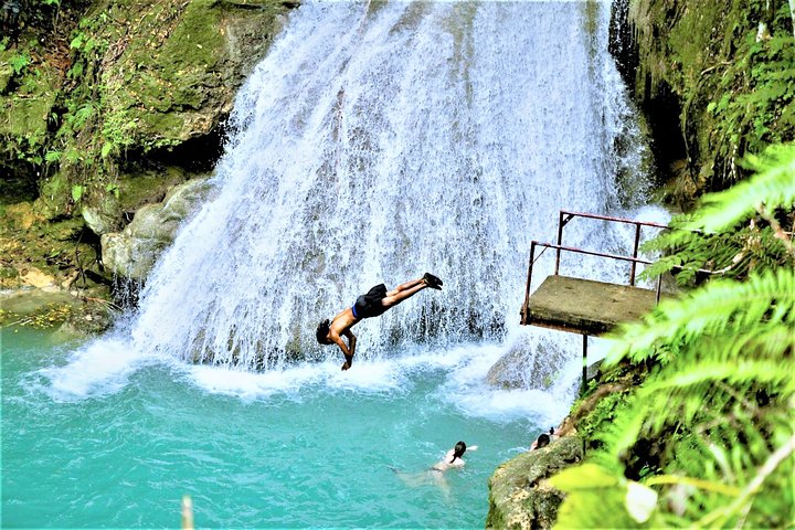 Blue Hole waterfall swimming spot in Jamaica