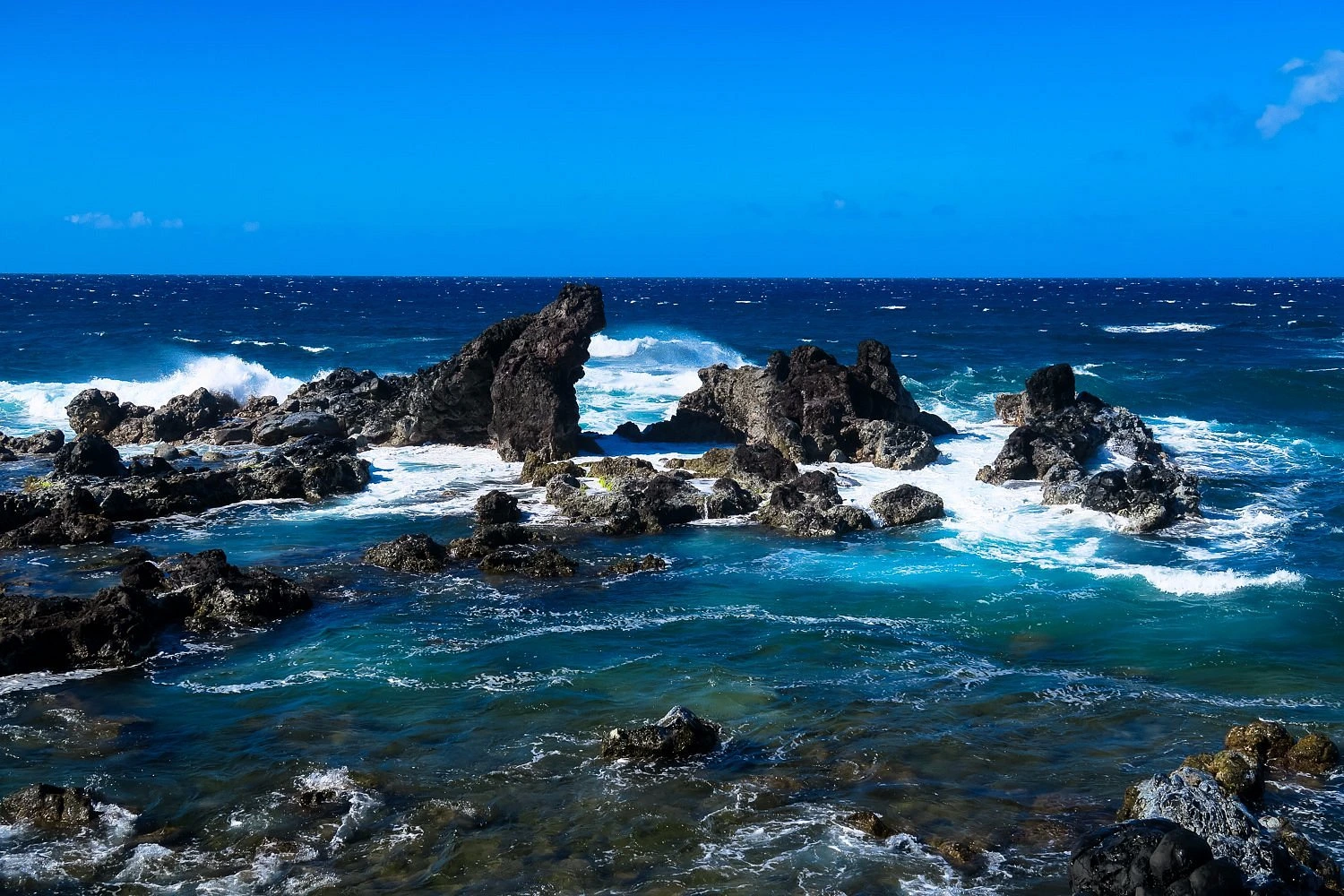 Windsurfers and waves at Ho'okipa Beach Park